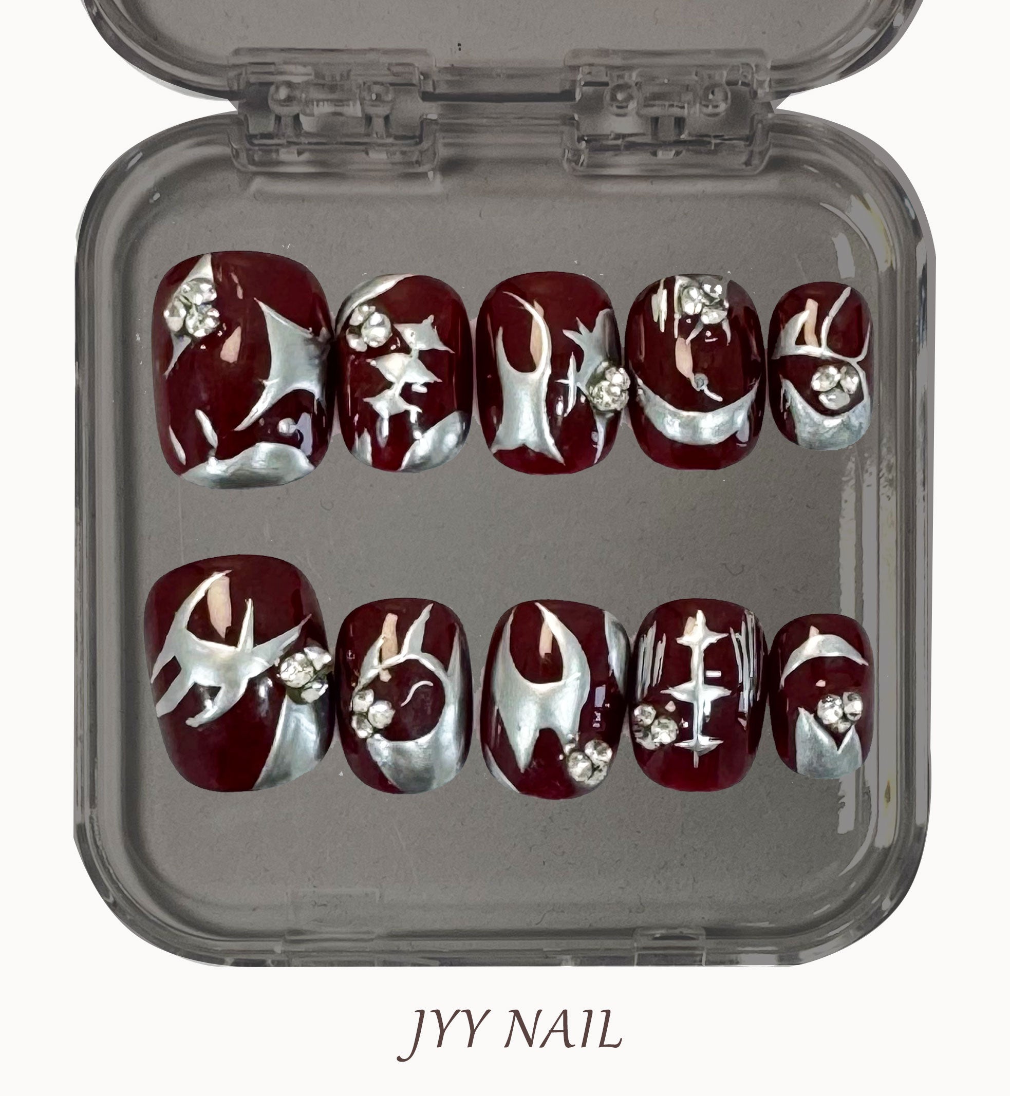 A152 Borde plateado rojo oscuro: Arte de uñas con textura metálica y borde plateado rojo oscuro